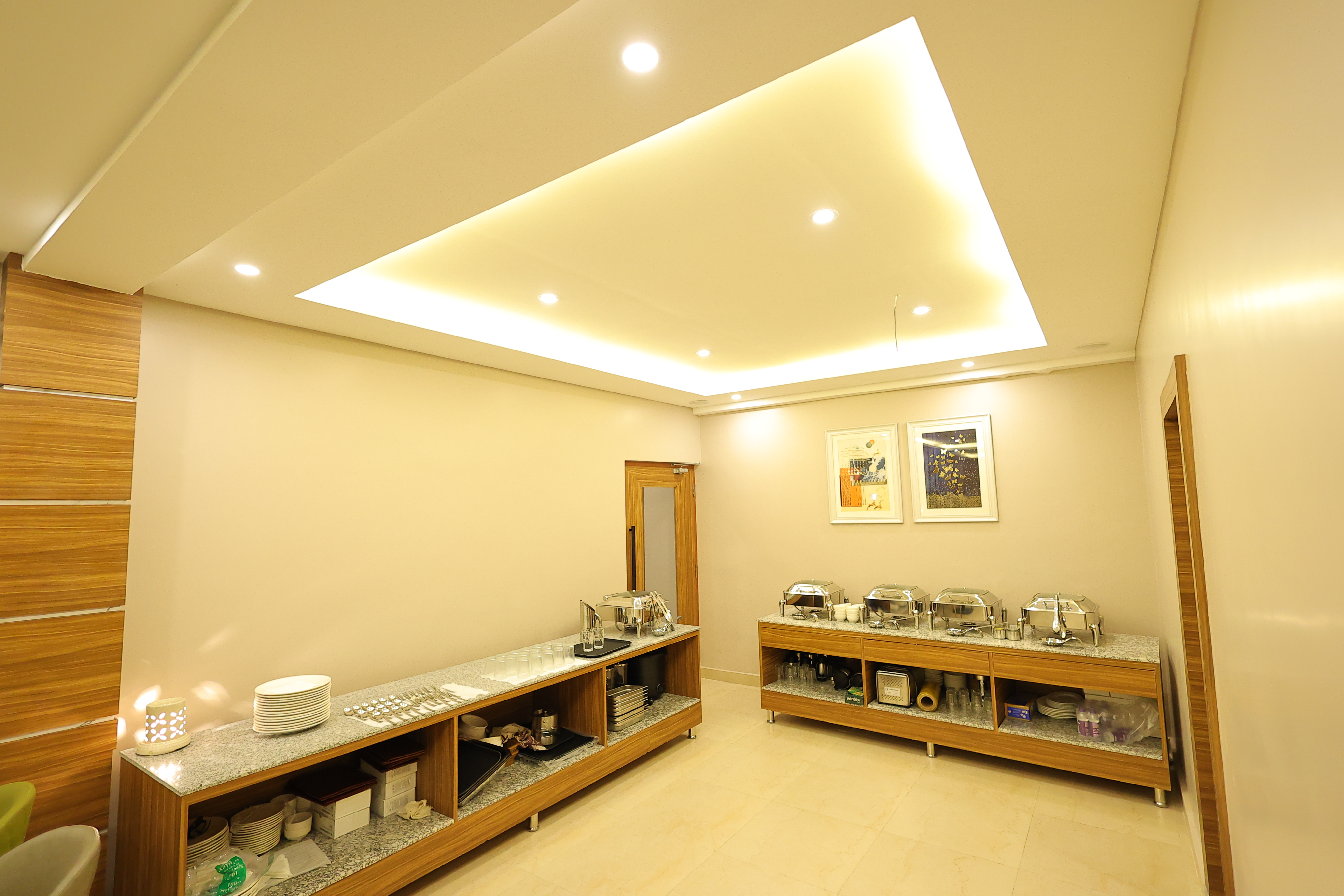 Hotel Sharda Residency,Lohanipur,3 star