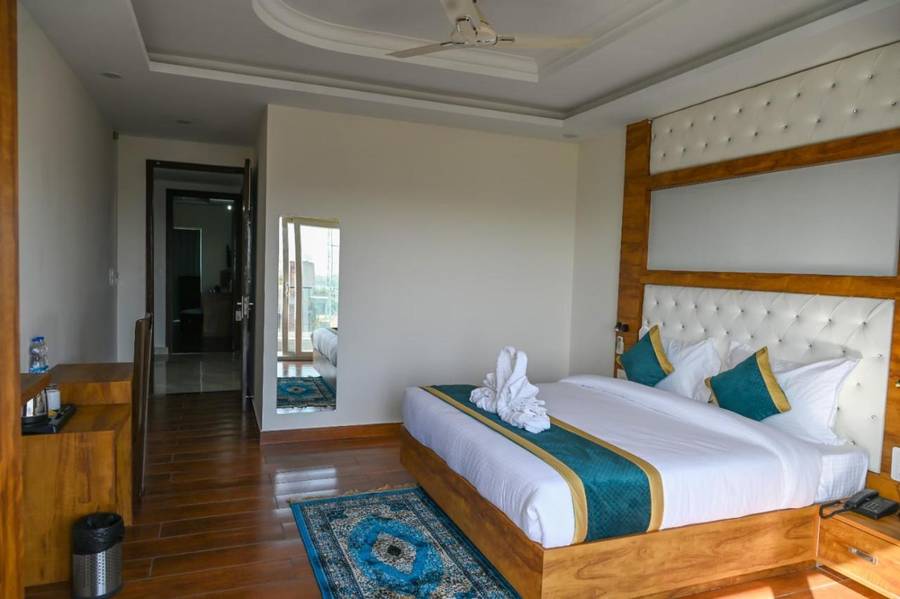 Hotel 7 Heaven,Near - Jolly Grant Airport,3 star