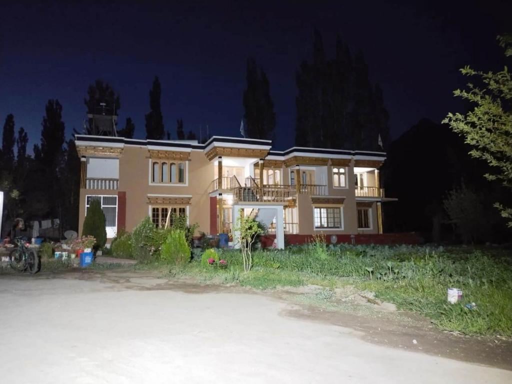 la tsas guest house