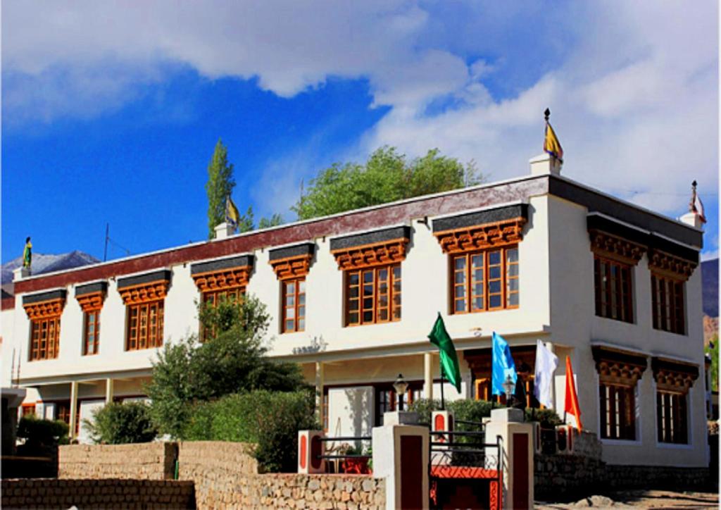 Hotel Mahay Palace,Upper Tukcha Road,3 star