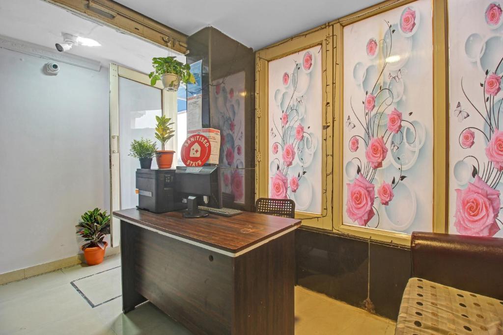 Iroomz Lake View Palace,Banjara Hills,1 star
