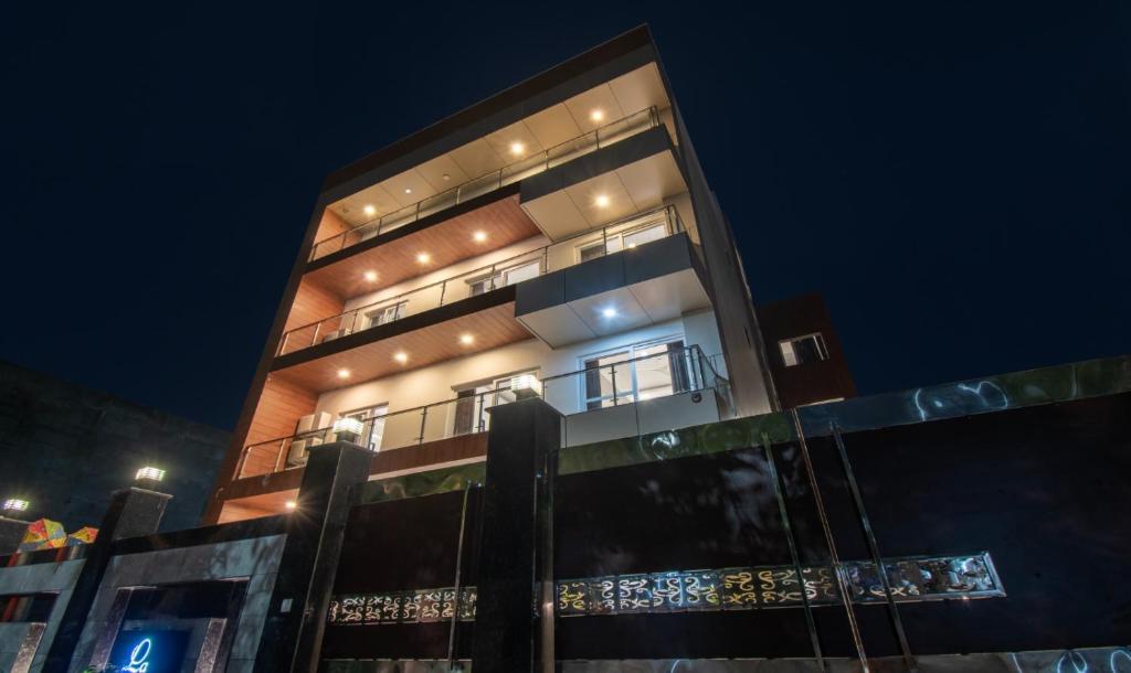 Hotel La Mirage,Sector 70,3 star