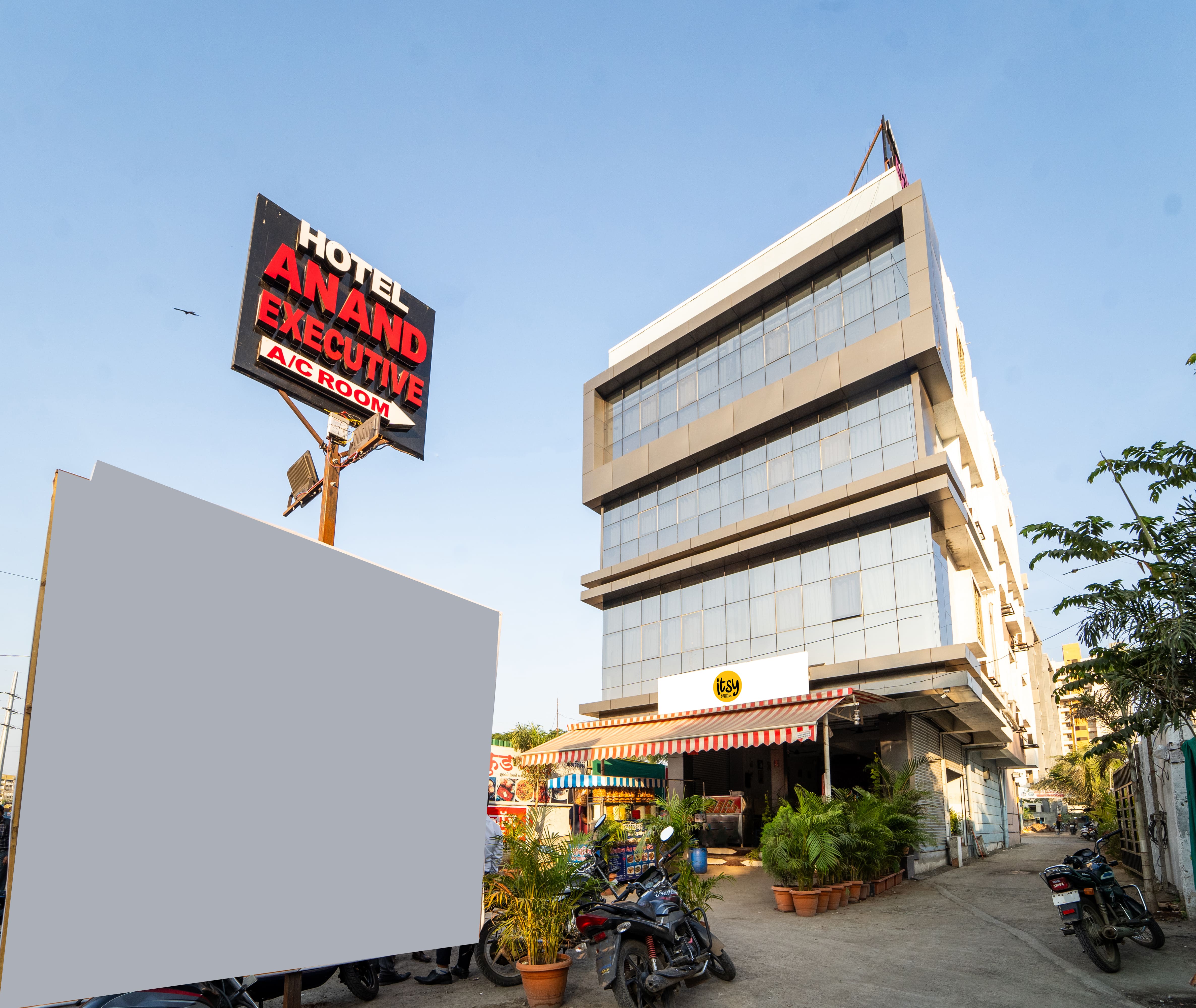 Itsy Hotels Anand Executive, Near Amanora