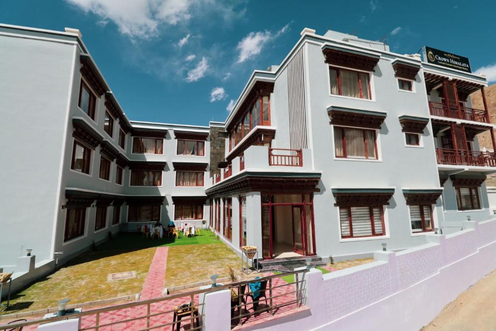 crown himalaya hotel