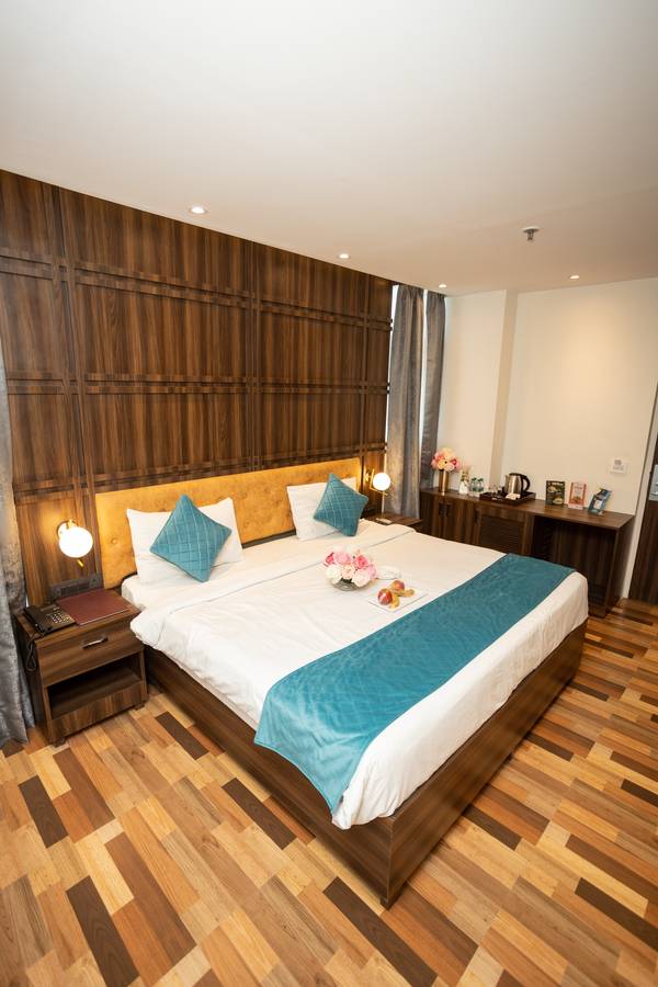 hotel hyphen noida
