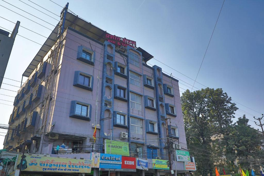 Hotel Prashant,Opposite Navlakha Bus Stand,3 star