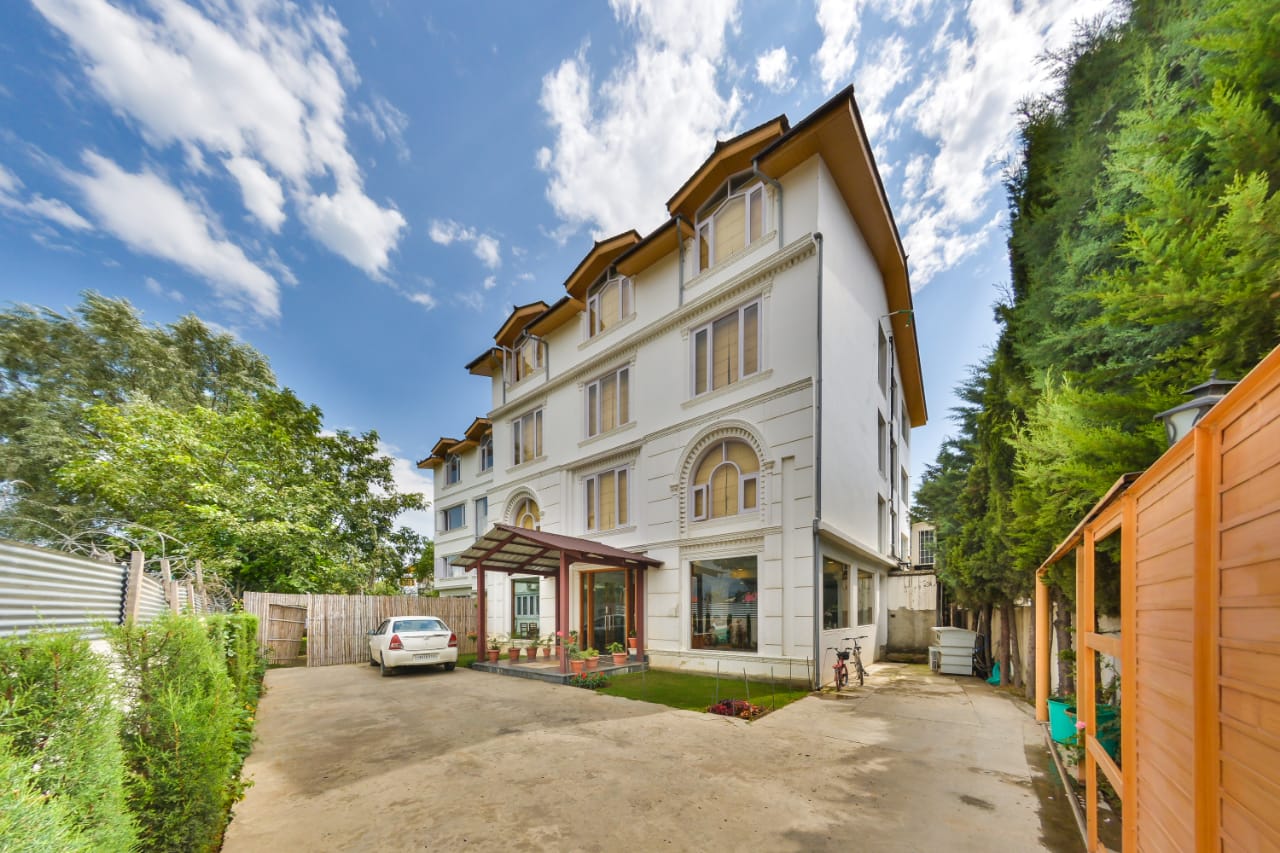 Rizk Inn,Near Srinagar Airport,3 star