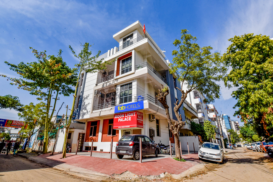 Fabhotel Moon Light Palace,Hawa Sadak,3 star