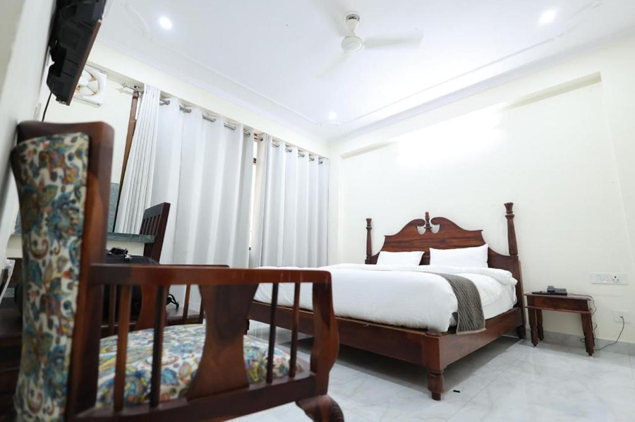 Hotel The Dark Night,,3 star