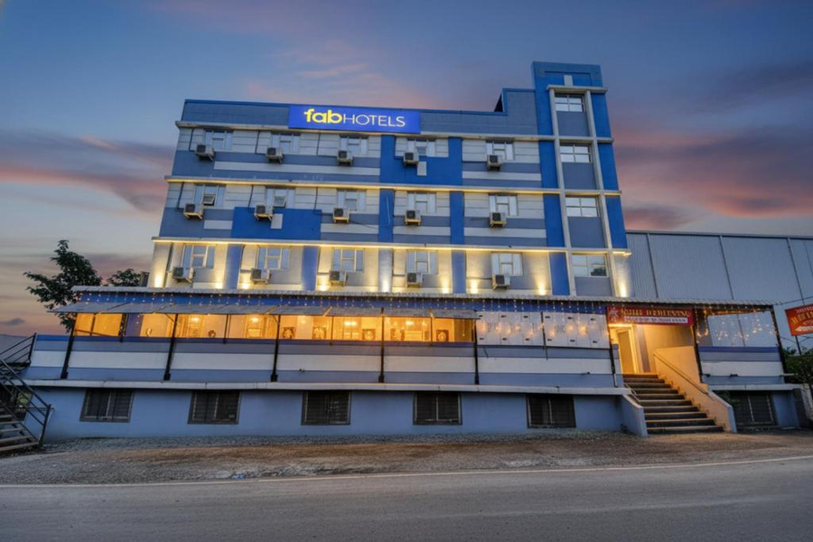Fabhotel World King,Chakan,3 star