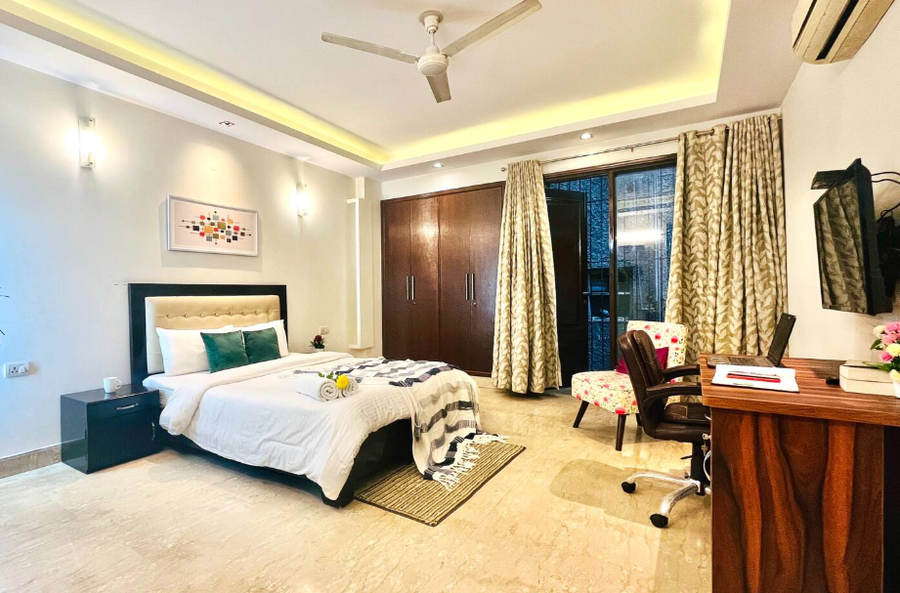 Bluo Park Facing 3Br - Balcony, Lift, Parking,Panchshila Park,3 star