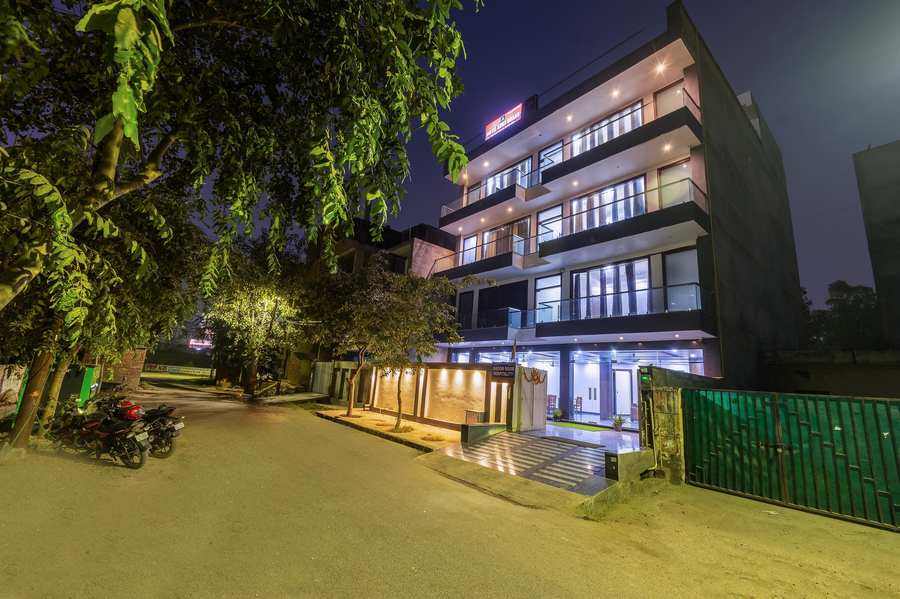 hotel aura grand sector 63 noida