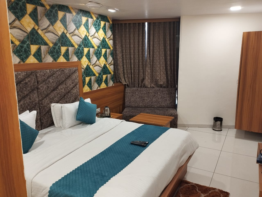 Hotel Silver Inn,Near Tapovan Circle,2 star