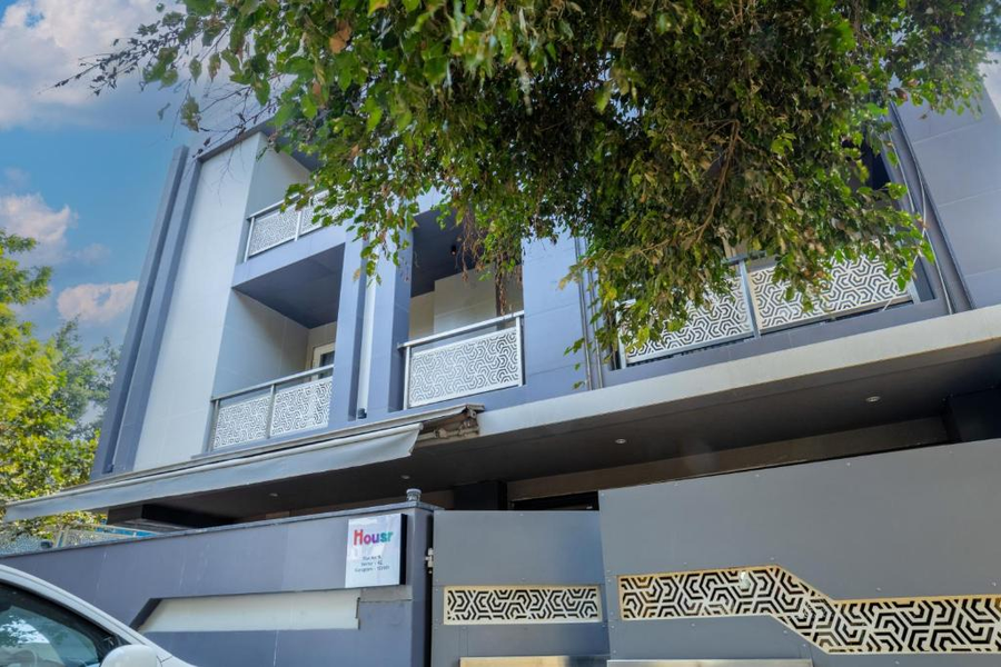 Housr Sector 42 Gurgaon Golf Course Road Near 42-43 Metro Station,Golf Course Road,3 star
