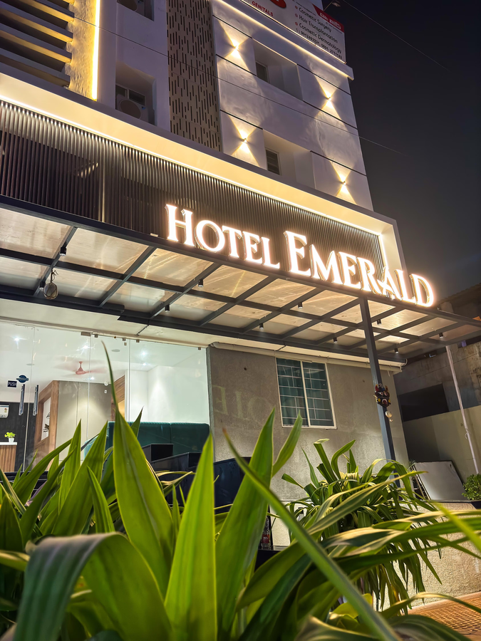 Hotel Emerald,Jagadamba Junction,3 star