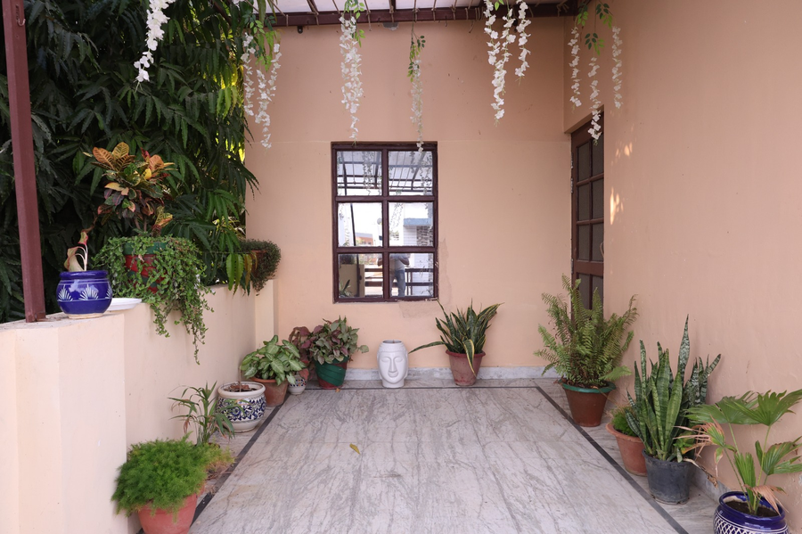 Oasis Homestay,Jankipuram,3 star