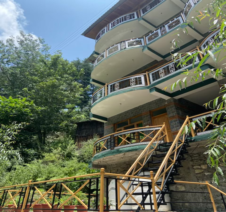 madpackers jibhi hostel and cafe