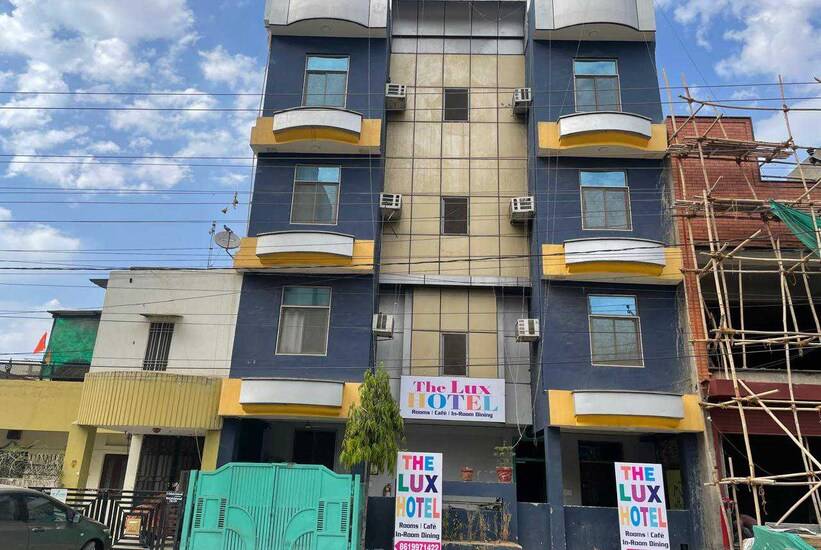 super oyo lux hotel mansarovar